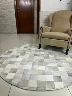 Tapete de couro, redondo, cinza claro.