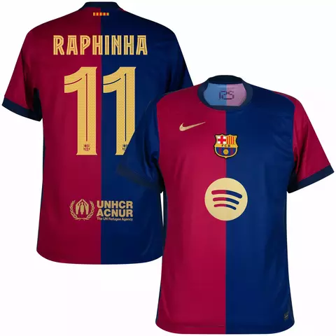 Camisa do  Barcelona 23/24 na versão torcedor, com os nomes "Raphinha" e o número "11" nas costas, nas cores azul e grená. camisa barcelona personalizada com nome e número do jogador raphinha.