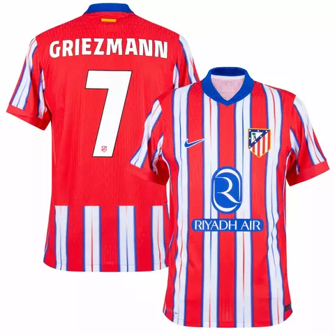Camisa do Atlético de Madrid 24/25 na cor vermelha, com listras verticais em azul e branco, apresentando o nome "GRIEZMANN" e o número 7 nas costas. camisa atletico de madrid griezmann