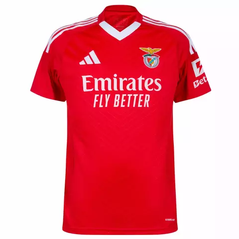Camisa vermelha do Benfica I 24/25 versão torcedor da Adidas, com logo e patrocínios visíveis. Camisa Benfica temporada 24/25 vermelha