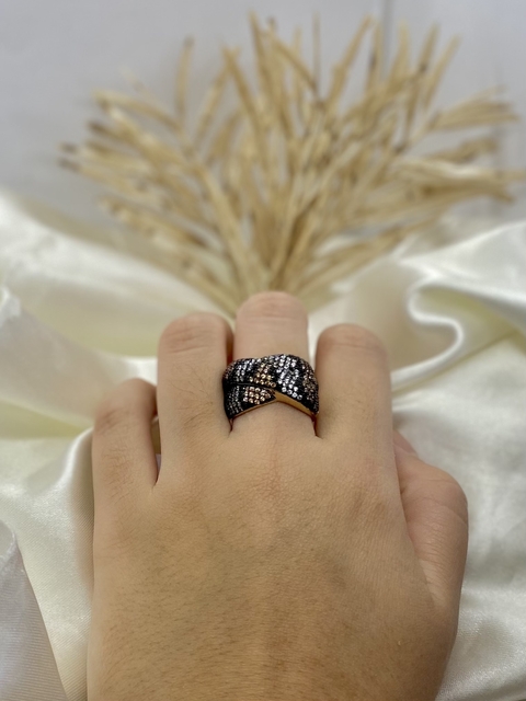 Anel Entrelaçado Cravejado Preto/Prata/Dourado