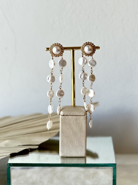 Brinco Longo Dourado Pérolas amassadas