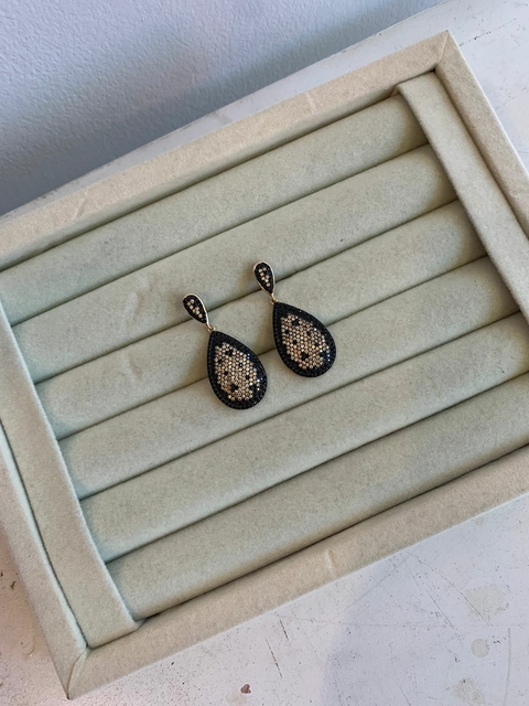 Brinco Gota Cravejada Preto Dourado
