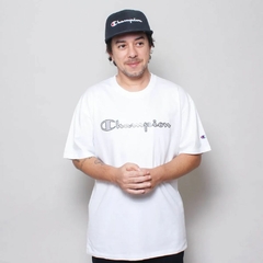 Camiseta Champion Script Metal Tecido Meia Malha Fino - hendrik Store