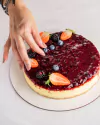 Cheesecake com calda de Frutas Vermelhas
