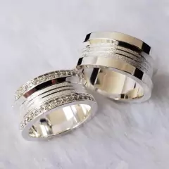 Par de Alianças Frisada Diamantada e Cravada com Zircônia 8mm Prata 950 PET044