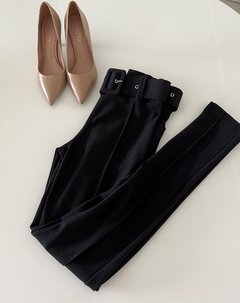 Calça skinny com cinto preto - comprar online