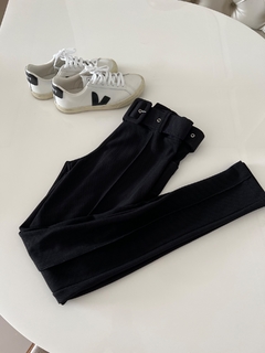 Calça skinny com cinto preto