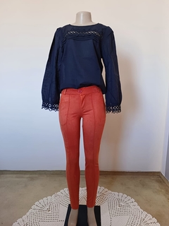 Calça Skinny de Suede laranja na internet