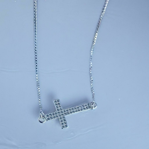 Colar Cruz Horizontal Cravejado em Micro Zirônia Cristal Pingente 2cm