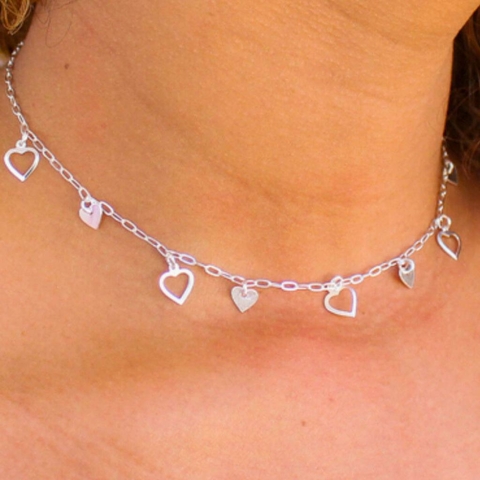 Colar Choker Corações Vazados e Chapinha: