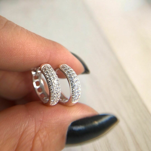 Argola Click com 3 Fileiras Cravejadas de Micro Zircônia Cristal Media