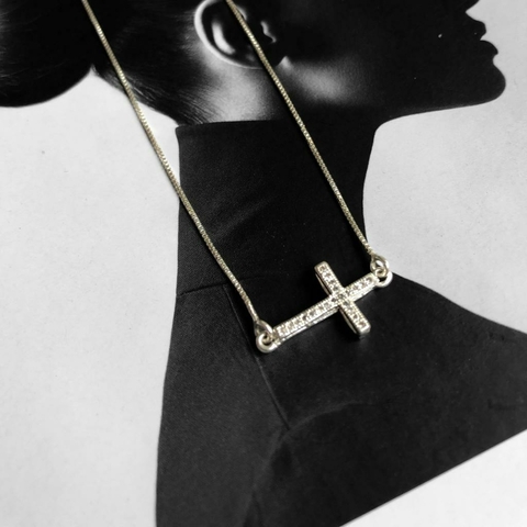 Colar Cruz Cravejada Horizontal