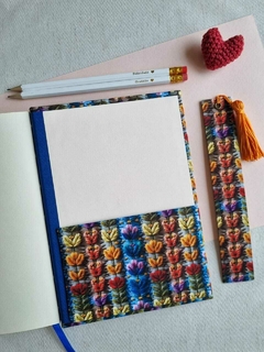 Planner Florecer 2025 com capa colorida na contra capa tem um bolso para guardar anotações.