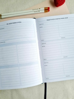 Planner Flores e Livros 2025 na internet