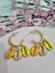 Argola três búzios esmaltados coloridos - DOURADO