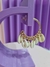 Argola com detalhes vazados e búzios M - DOURADO - comprar online