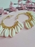 Argola com detalhes vazados e búzios M - DOURADO