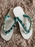 Sandália Havaiana Top Branca com Pedraria Banhada Verde Esmeralda.