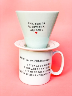 xícara com coador receita da felicidade