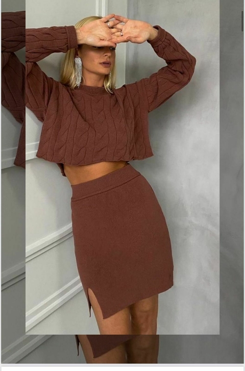 CONJUNTO c/ SAIA EM TRICÔ