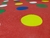 TNT Estampado Mewi Poá Clown Bolas Grandes Coloridas Fundo Vermelho Metro - Presente com Carinho