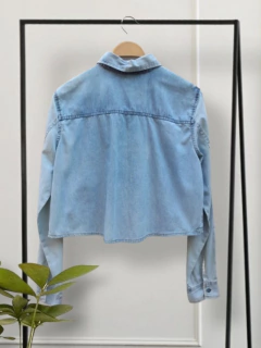 Camisa Cropped Jeans Feminina Manga Longa Barra Arredondada Com Bolso da Handara Jeans Cor Azul Claro Tam: 42/M - Brechó Passione - comprar online