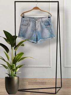 Short Jeans Feminino com Aplicação de Taxinhas Prateadas e Barra Dobrada Cor Azul Claro Tam: 38 da Code Play Jeans - Brechó Passione - comprar online
