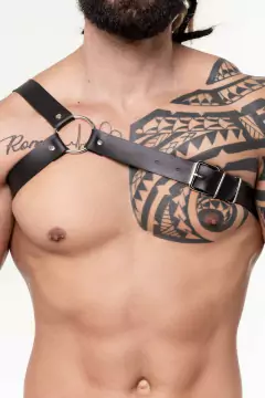Harness em Couro Sintético - Arreio Lateral Masculino com Detalhes em Metal - Ajustável - comprar online