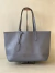 BOLSA BURBERRY GRAINY HAYMARKET DUPLA FACE AZUL - comprar online