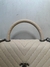 BOLSA CHANEL CHEVRON HANDLE MÉDIA OFF WHITE na internet