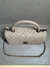 BOLSA CHANEL CHEVRON HANDLE MÉDIA OFF WHITE - comprar online