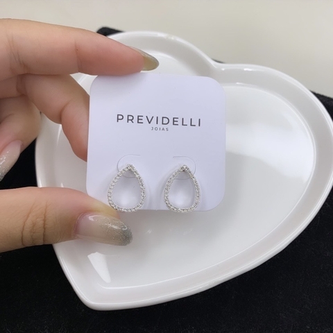 Brinco gota cravejada
