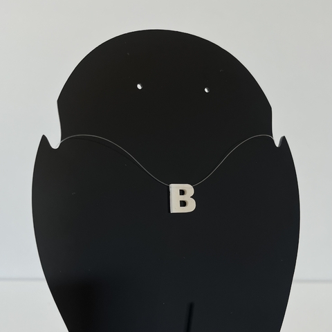 Colar fio de naylon letra B CL39 - comprar online