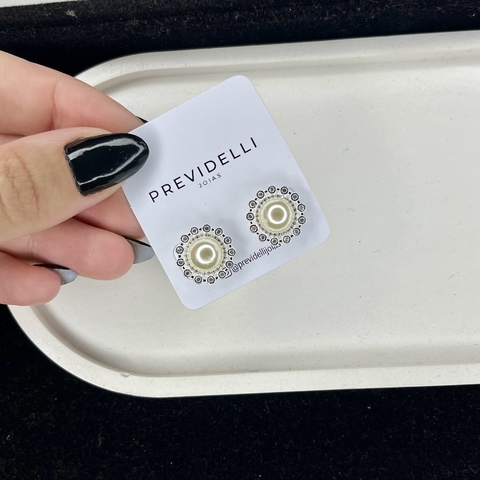 Brinco cravejado com pérola