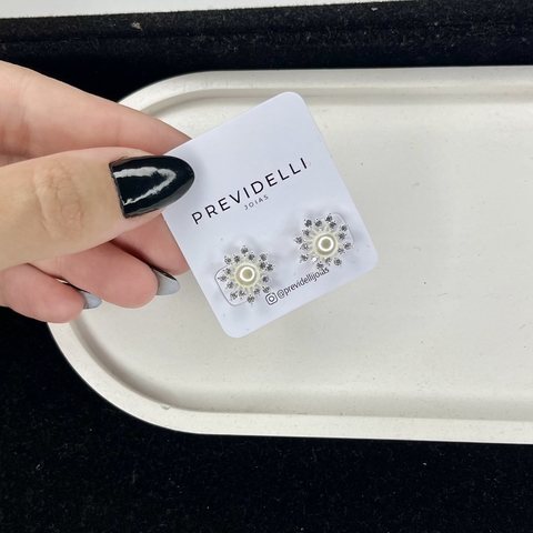 Brinco flor cravejada com perola BR14