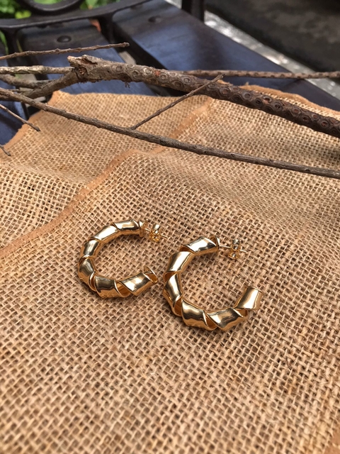 Brinco Argola Aberta Torcida Grossa M Folheado a Ouro 18K - COD 3814