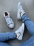 Tênis Nike branco/dourado na internet