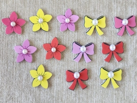 KIT ADESIVO PREMIUM FLOR/LAÇO COM PÉROLA C/100
