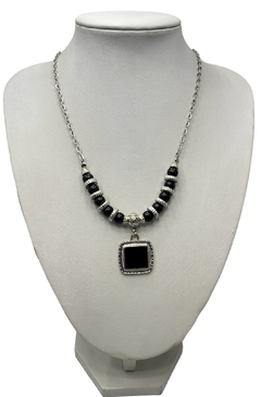 Collar Corto Pelotas con Medalla