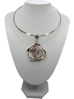 Collar Rigido Ancho con Dijes Grandes - Accesorios de Moda Aramel