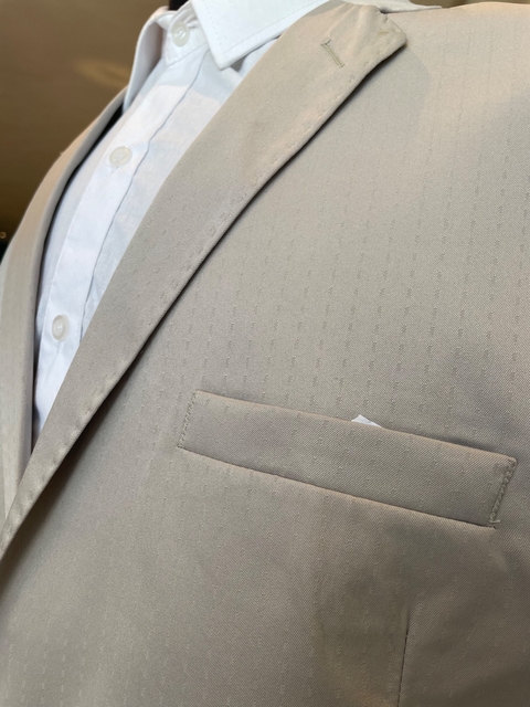 COSTUME TÓQUIO LINHA CLÁSSICA BEGE MAQUINETADO - DOM LEANDRO