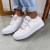 tênis,branco,dourado,metalizado,outono,inverno,2024,tendencia,estilo, conforto