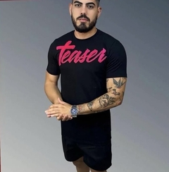 CAMISA NECK LOGO PRETA COM ROSA TEASER