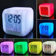 Relógio Cubo Luz LED Muda de Cor, Despertador, Data e Termômetro - comprar online