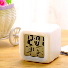 Relógio Cubo Luz LED Muda de Cor, Despertador, Data e Termômetro