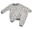 Conjunto infantil de inverno em fleece com estampa de nuvens, luas e estrelas em tons suaves.