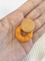 Brinco palha com botão madeira - LARANJA na internet