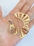 Argola maxi vazada orgânica - DOURADO na internet