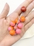 Brinco pêndulo cacho bolas bicolor atelier mic mic - LARANJA / ROSA na internet